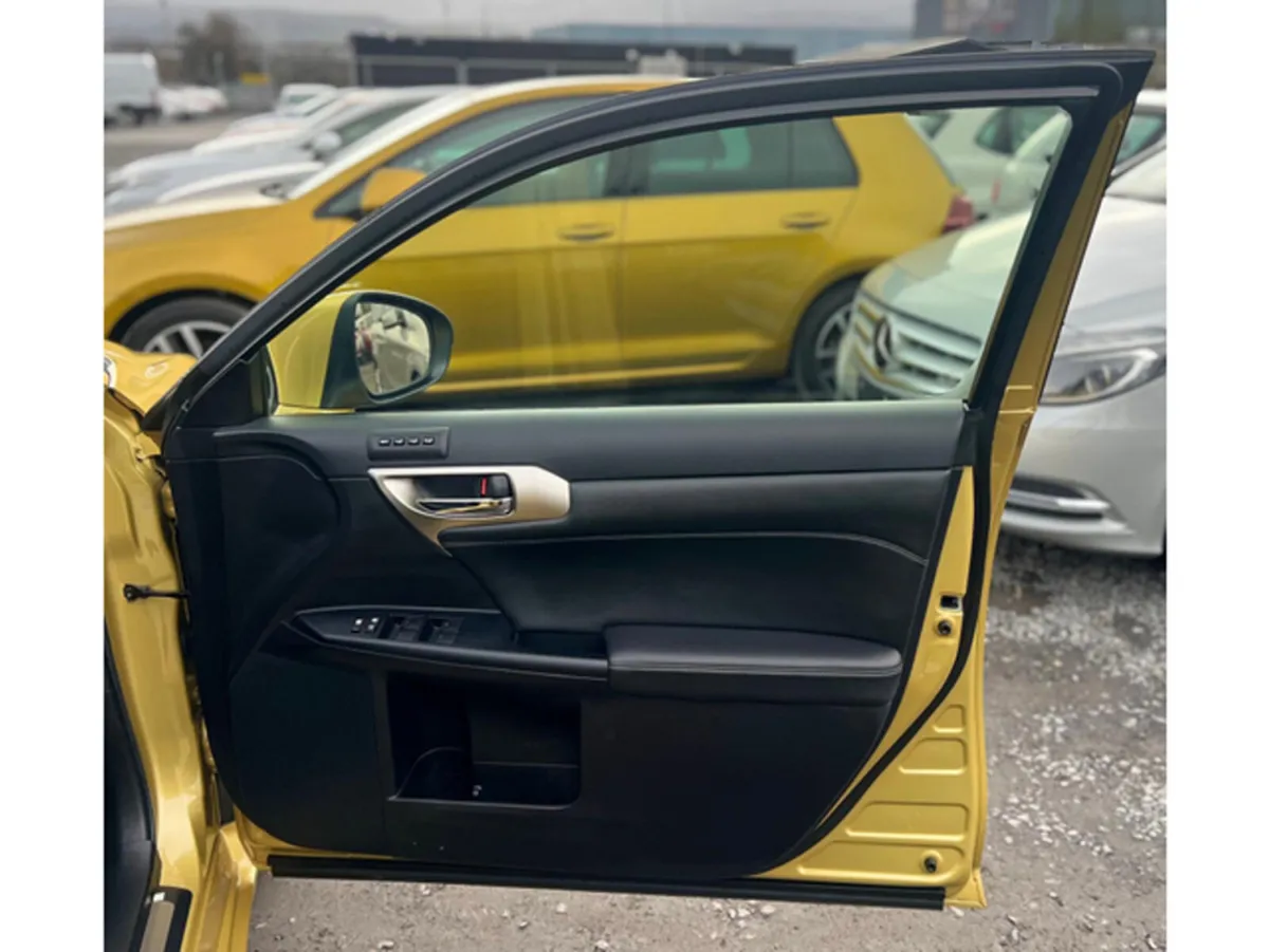 Lexus CT 1.8L Petrol-Hybrid Automatic  High spec L - Image 6