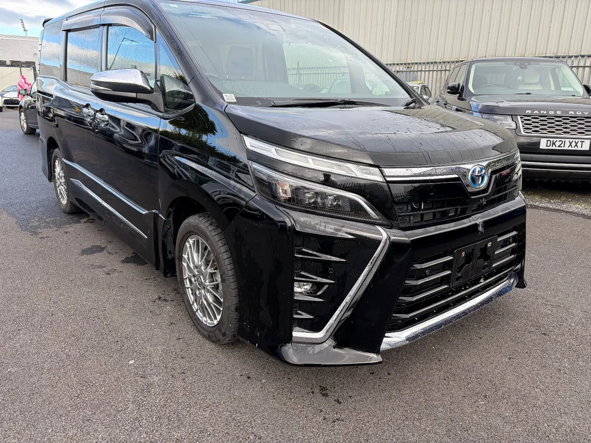 2021 212 Toyota Voxy 1.8 hybrid Automatic 7 Seater - Image 2