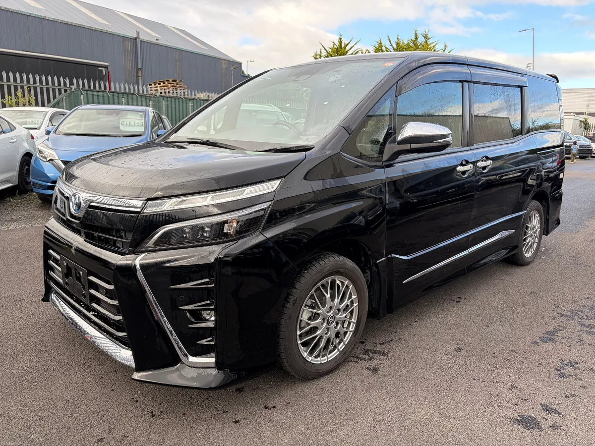 2021 212 Toyota Voxy 1.8 hybrid Automatic 7 Seater - Image 3