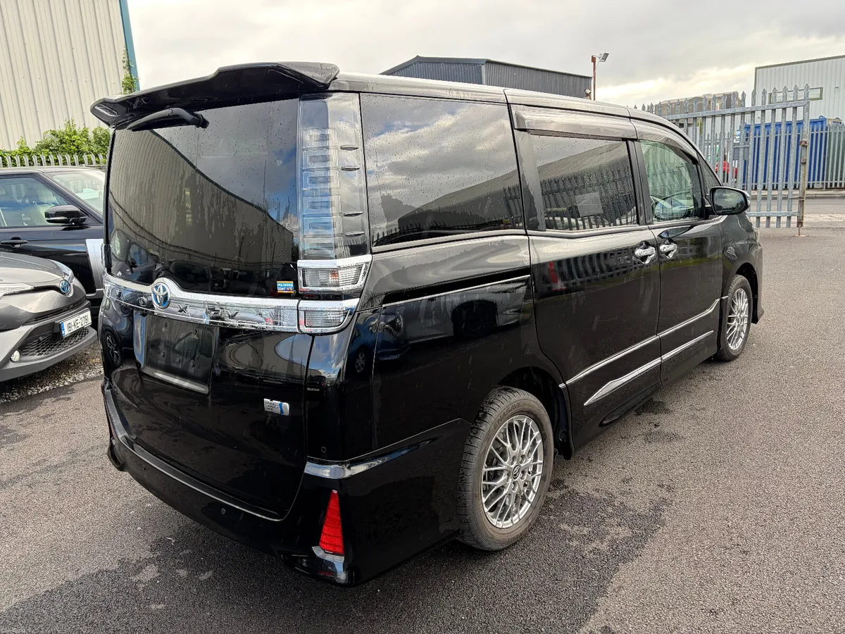 2021 212 Toyota Voxy 1.8 hybrid Automatic 7 Seater - Image 6