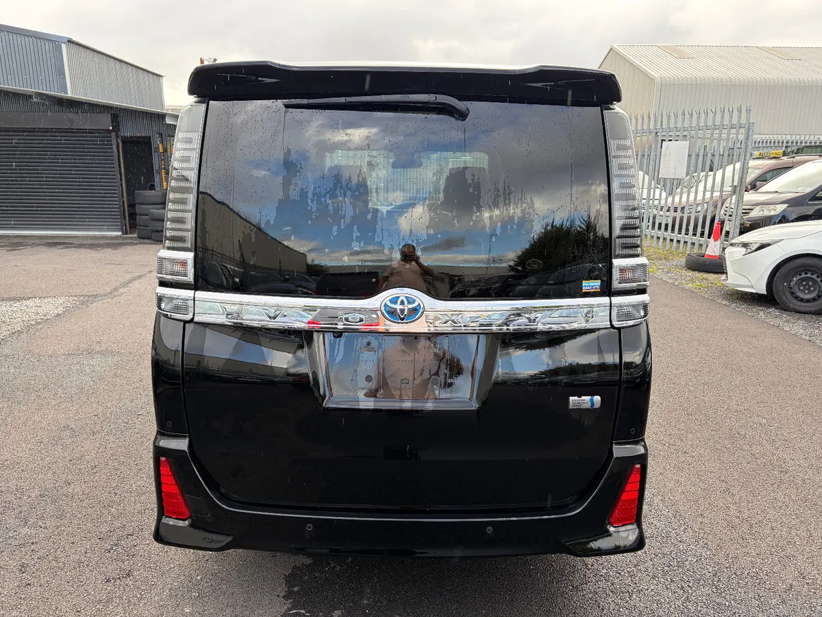 2021 212 Toyota Voxy 1.8 hybrid Automatic 7 Seater - Image 4