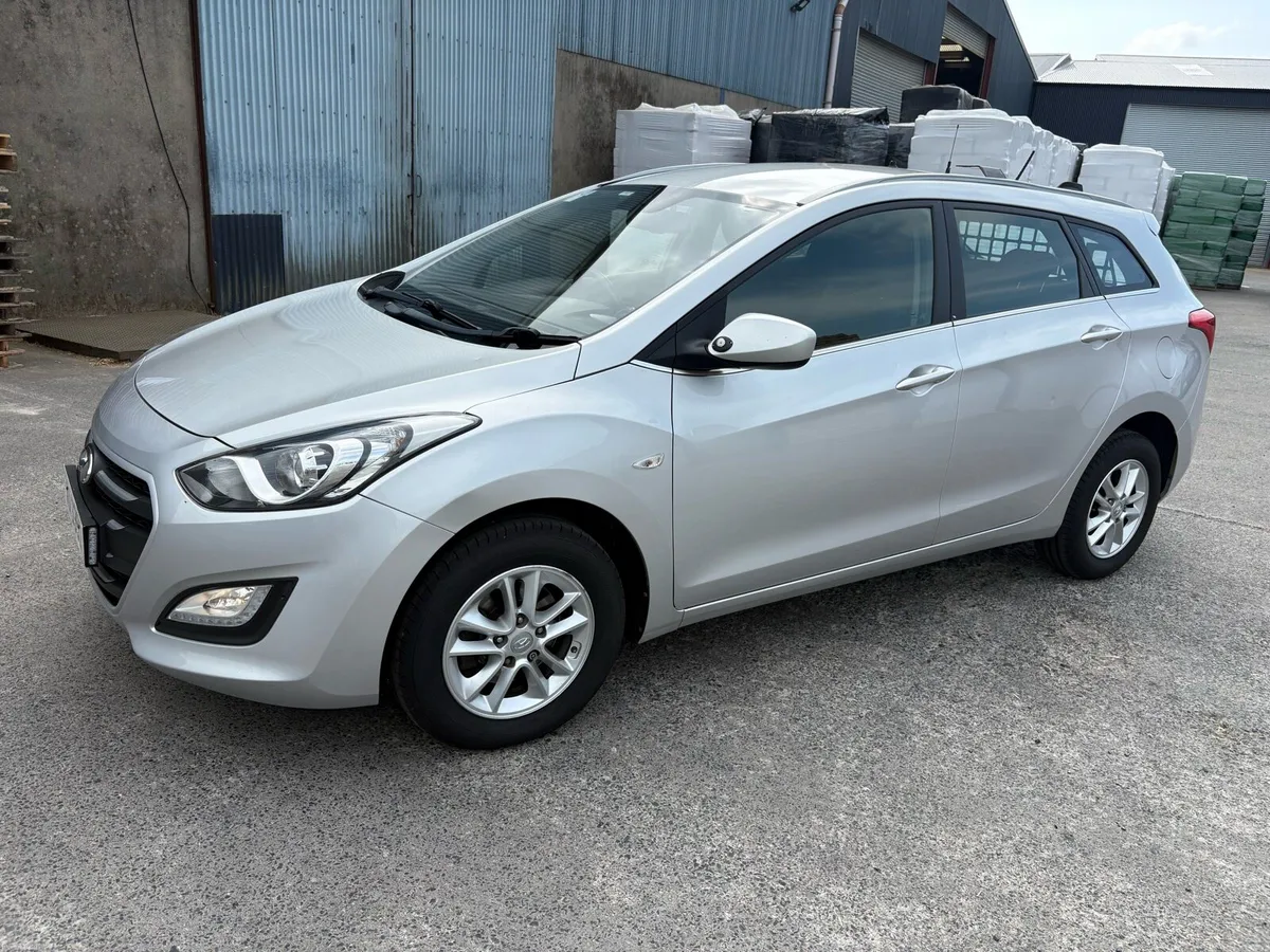 2017 Hyundai i30 Estate Car Diesel - Image 2