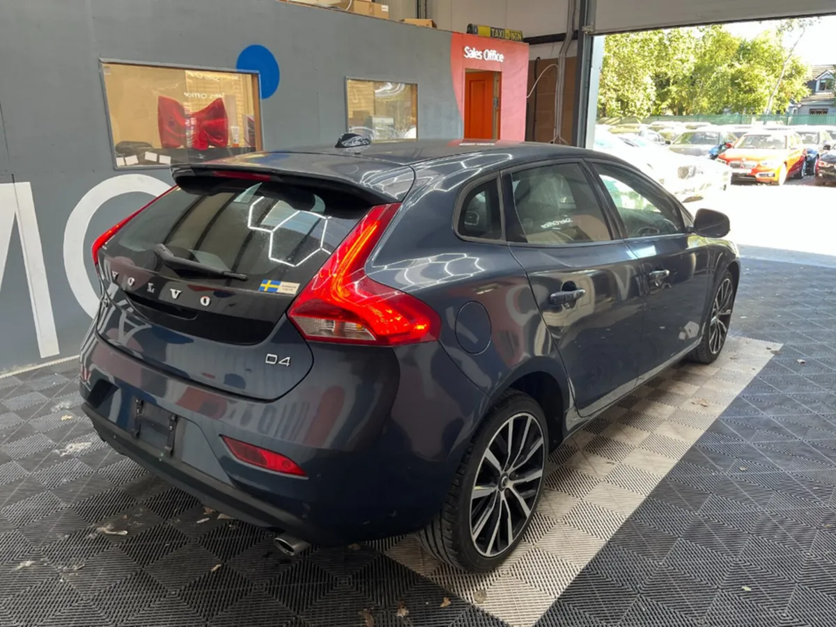 Volvo V40 2017 VOLVO V40 D4 2.0 AUTOMATIC / CRUISE - Image 2