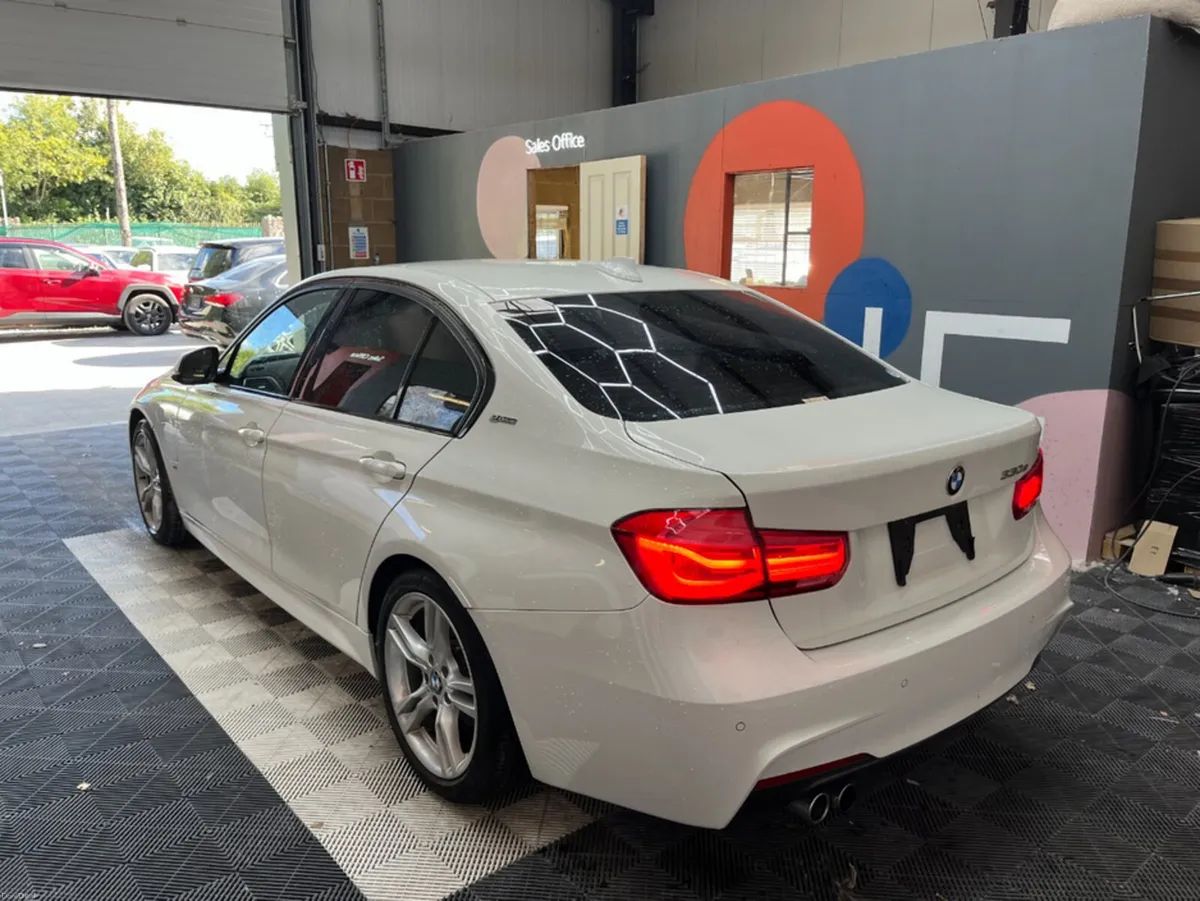 BMW 3-Series 2018 BMW 330E M-SPORT 2.0 AUTOMATIC / - Image 4