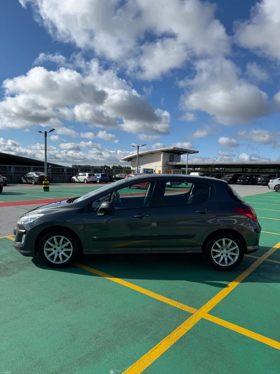 10 Peugeot 308 1.6 Diesel - HUGE SERVICE HISTORY - Image 4