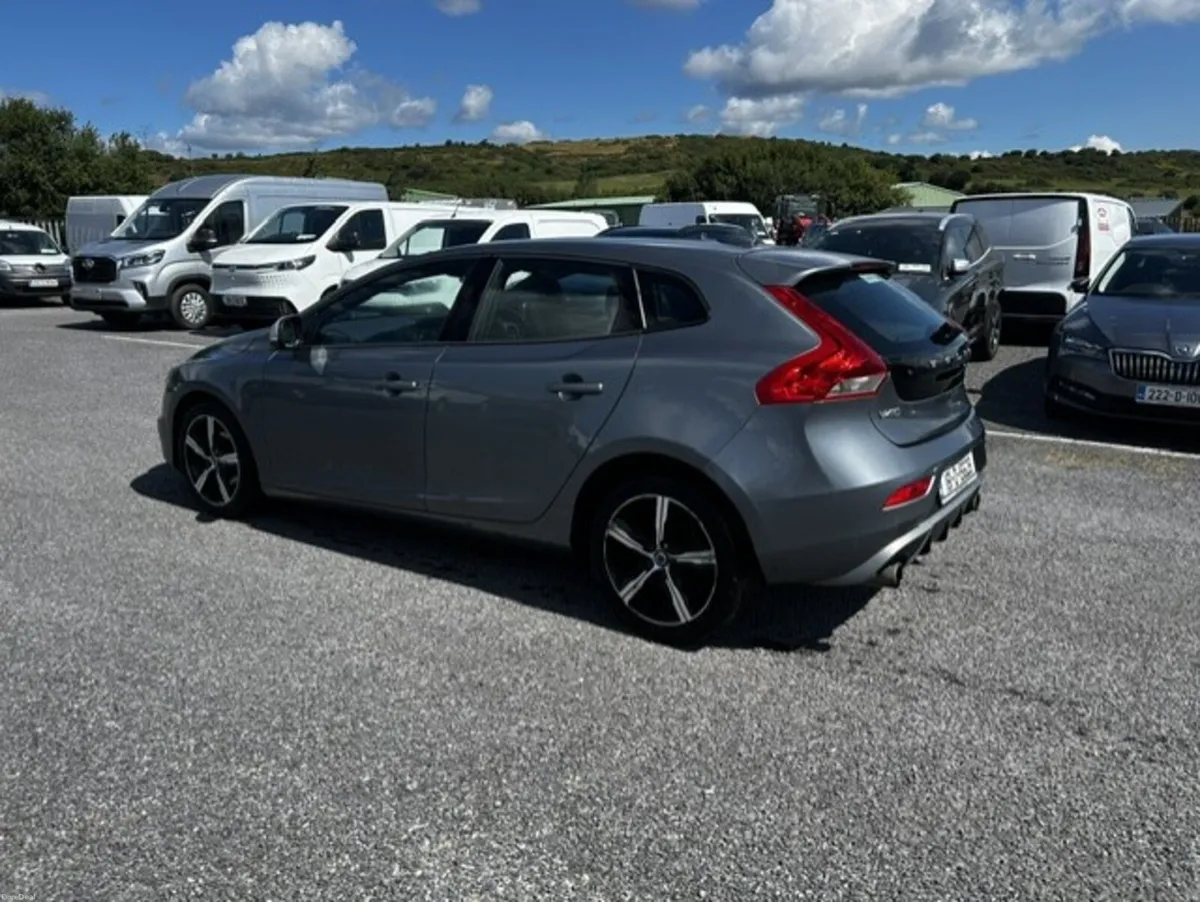 Volvo V40 2018 - Image 2
