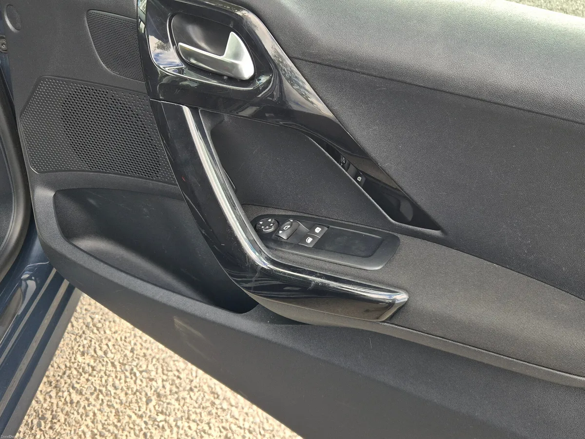 2015 Peugeot 208  1.2 VTI STYLE - Image 5