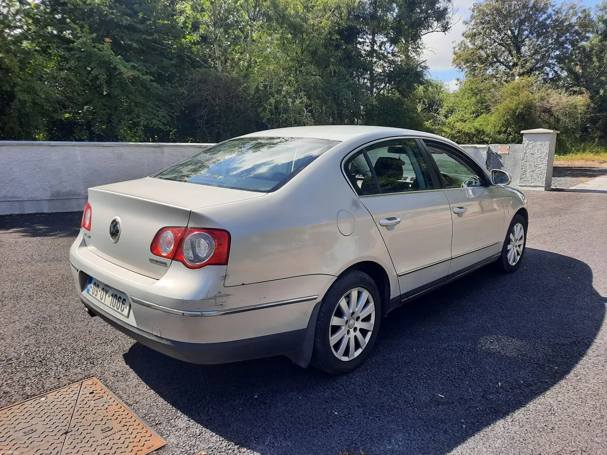 Volkswagen Passat 2009 - Image 2