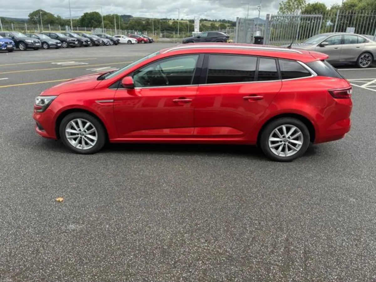 Renault Megane IV ST Sport Tourer Dynamique 5 - Image 6