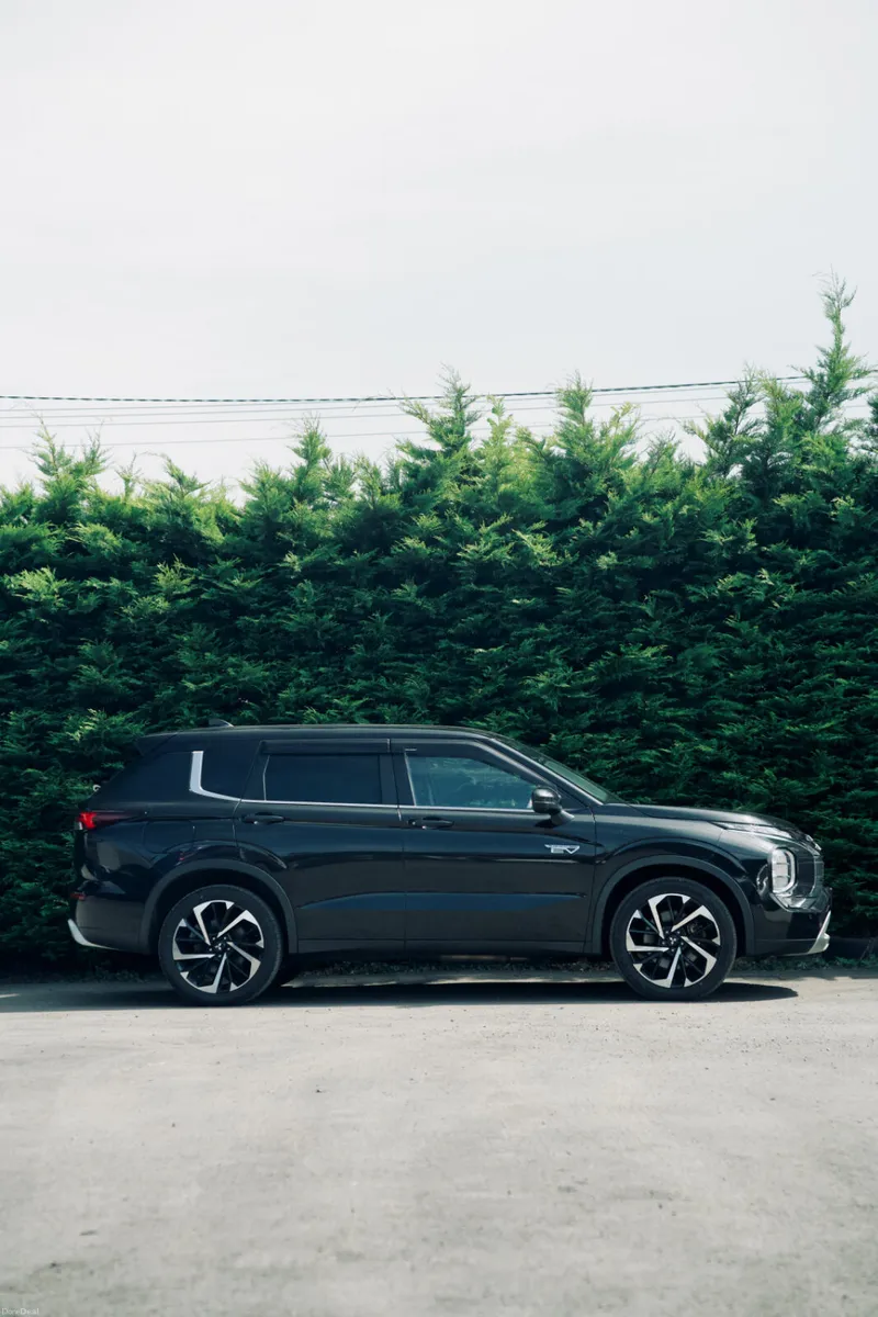 Mitsubishi Outlander PHEV Premium Package 2022 - Image 4
