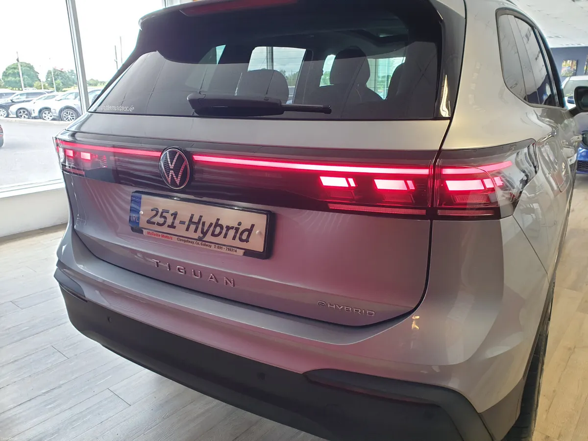 Volkswagen Tiguan 1.5TSI PHEV**UPGRADED ALLOYS** - Image 5
