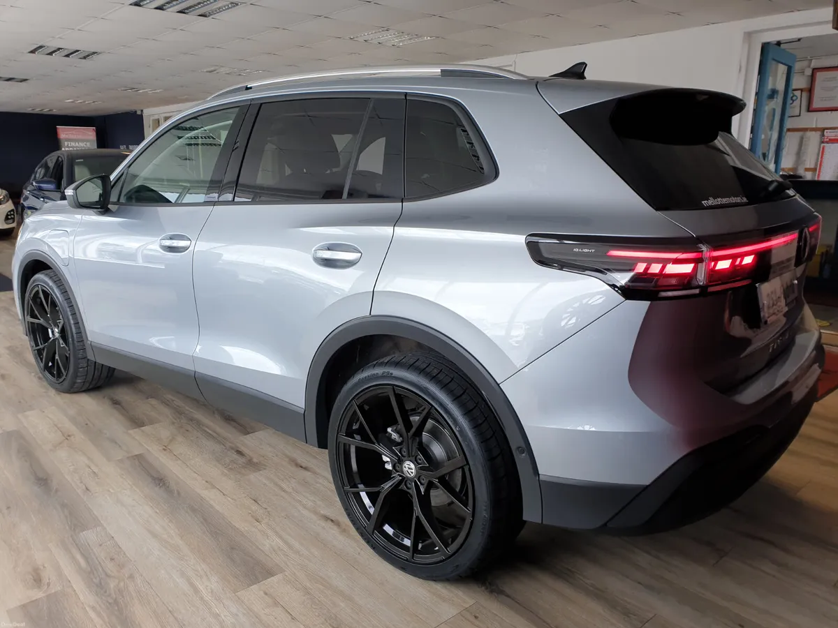 Volkswagen Tiguan 1.5TSI PHEV**UPGRADED ALLOYS** - Image 6