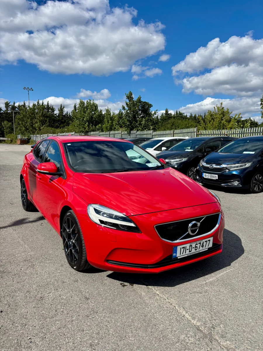 VOLVO V40 2017 2.0, DIESEL D4 - Image 3