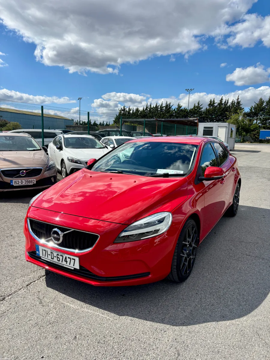 VOLVO V40 2017 2.0, DIESEL D4 - Image 1