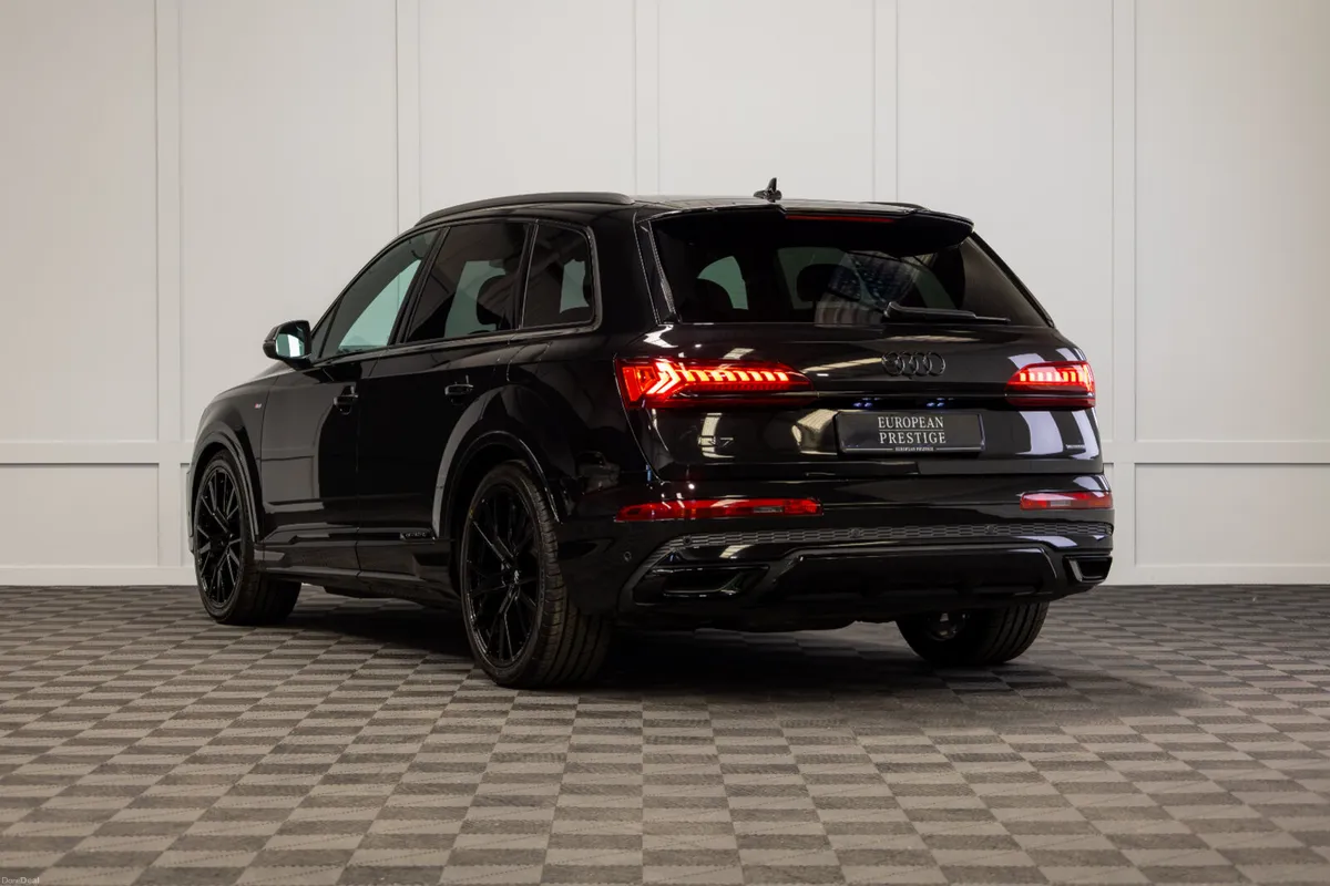 2023 Audi Q7 55 TFSIe Black Edition S-Line - Image 4