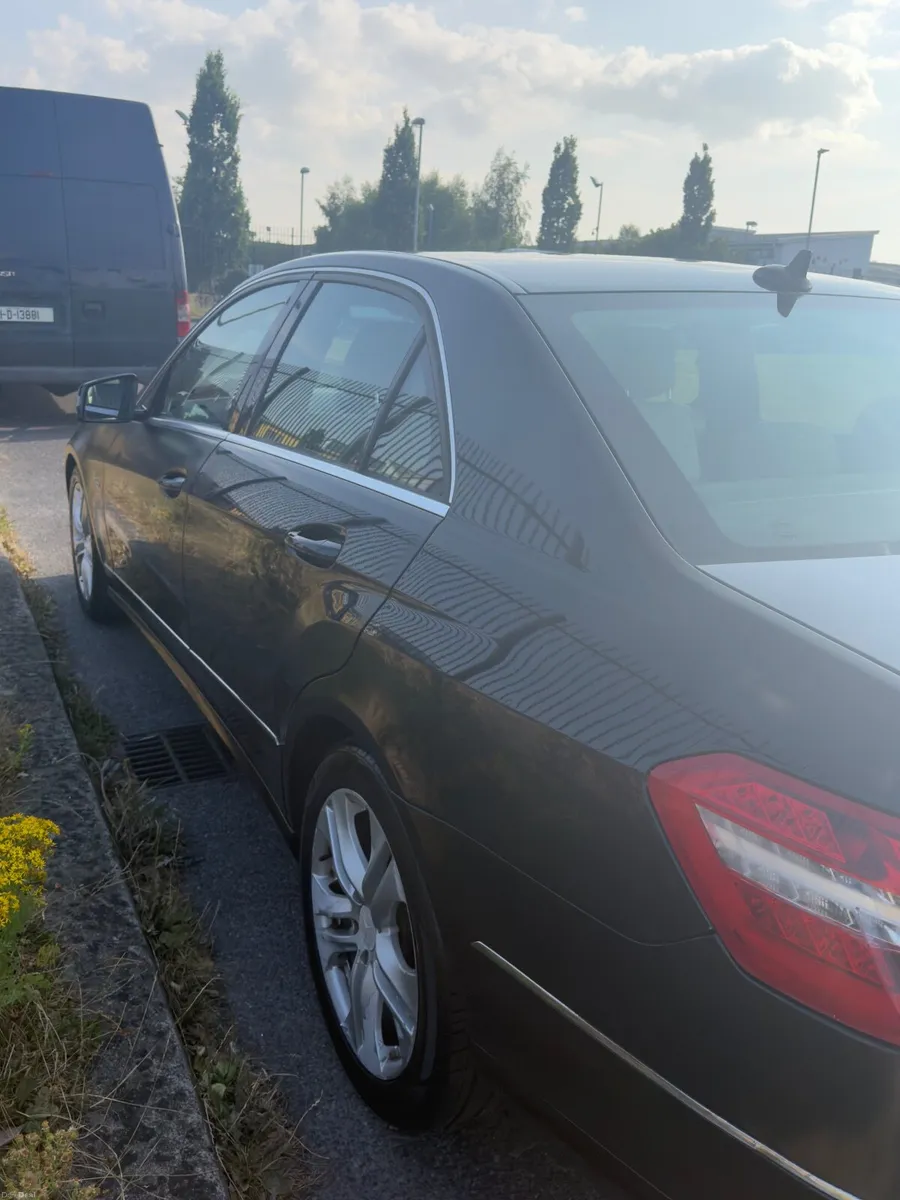 Mercedes-Benz E-Class 2011 - Image 3