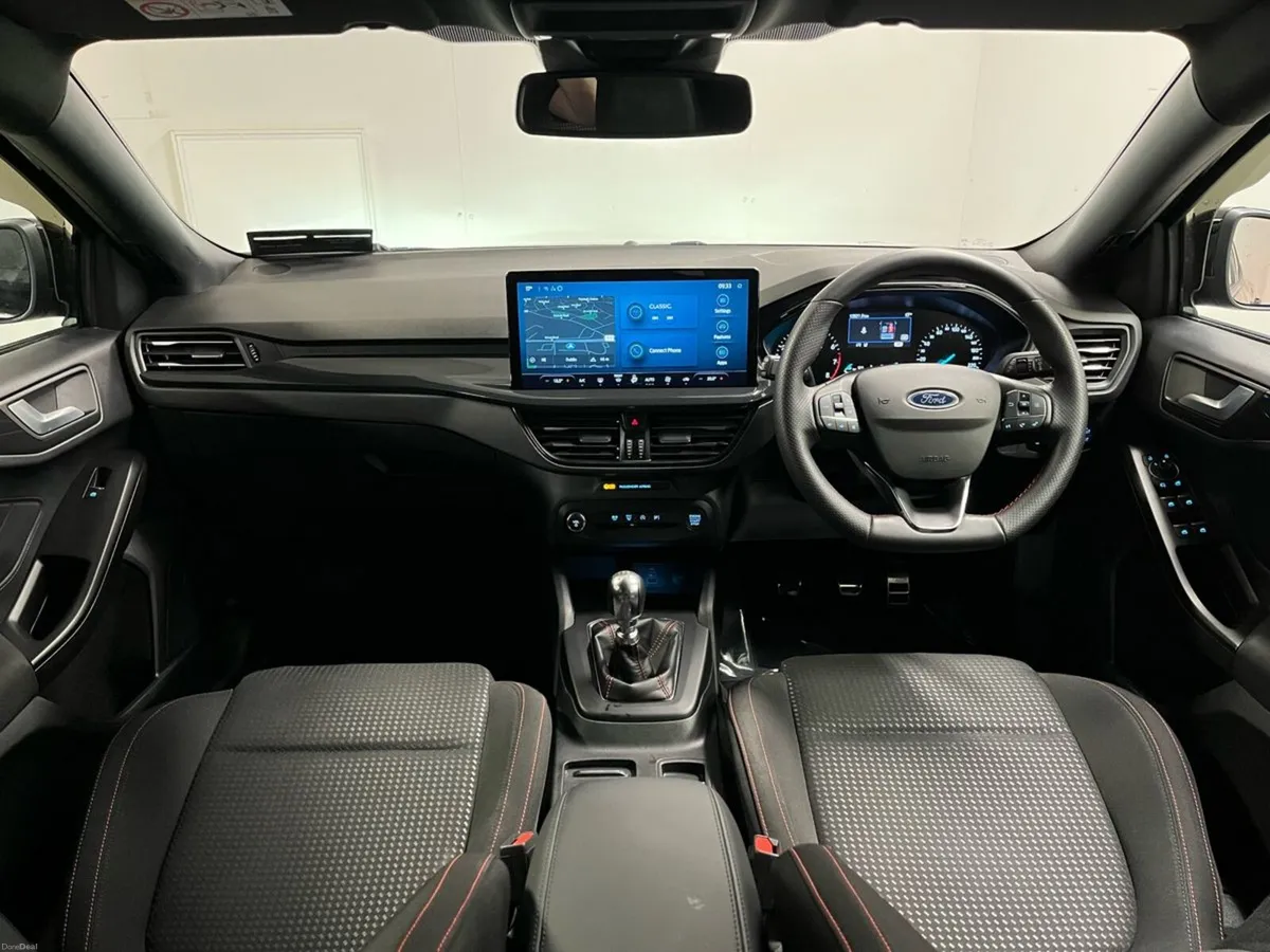 Ford Focus ST-Line X 1.0L EcoBoost 125PS - Parking - Image 2