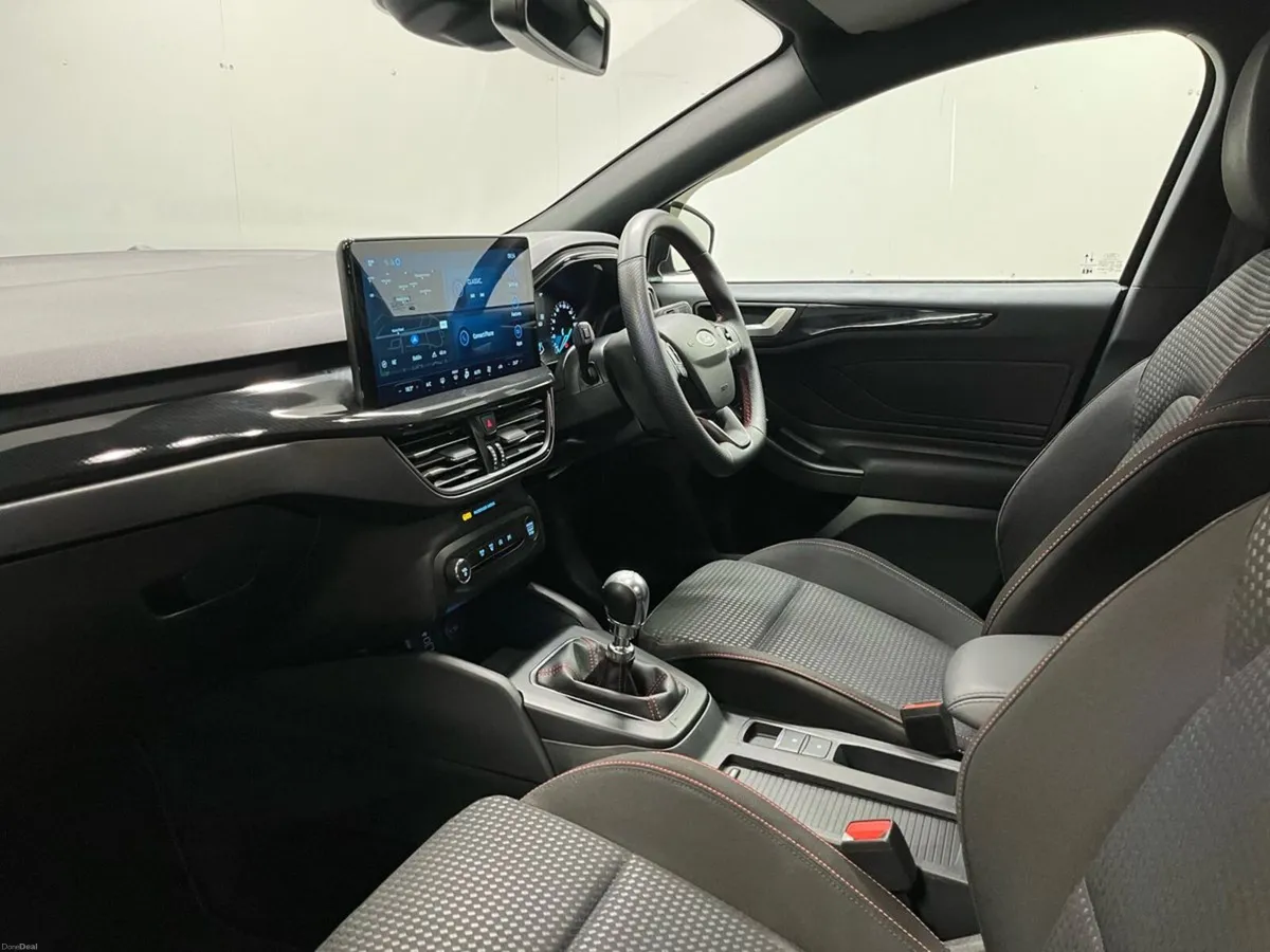 Ford Focus ST-Line X 1.0L EcoBoost 125PS - Parking - Image 6