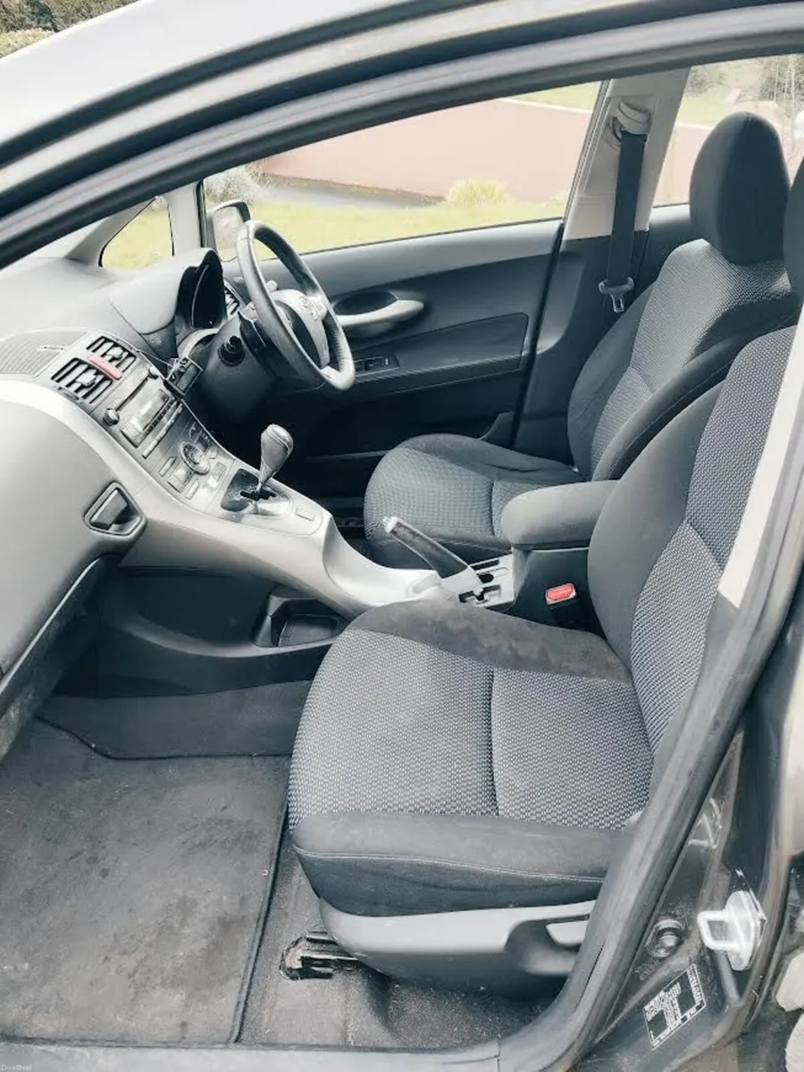 Toyota Auris 2010 Genuine low mileage - Image 2