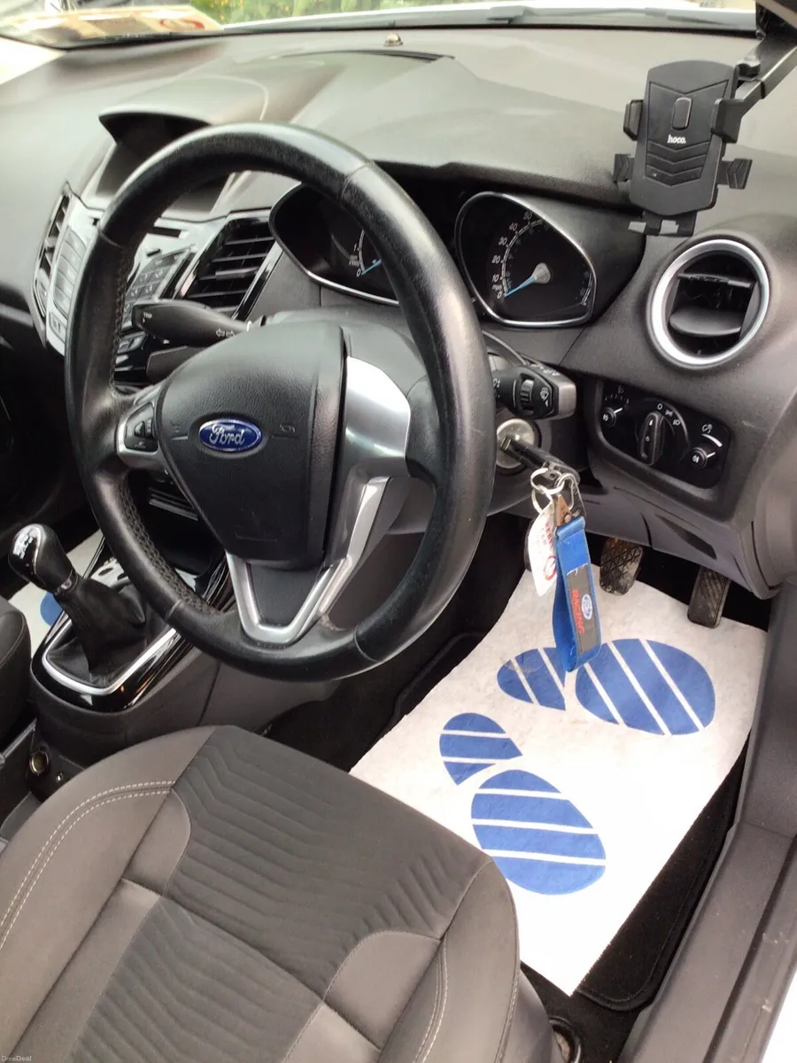 161 Ford Fiesta Zetec- white - Image 5