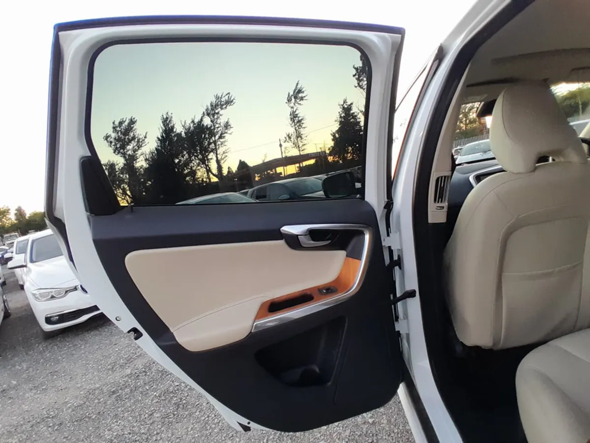Volvo XC60 D4 CLASSIC - 2.0L Diesel Automatic - Su - Image 5