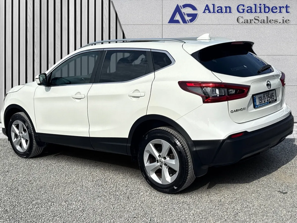 Nissan Qashqai 1.2 Petrol SV Glassroof - Image 2