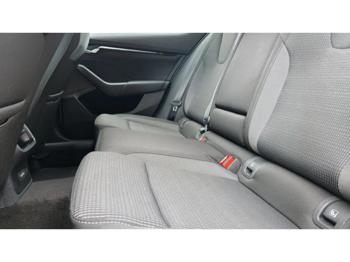 Skoda Octavia AMBITION 2.0tdi 115HP 5DR - MOON WHI - Image 6