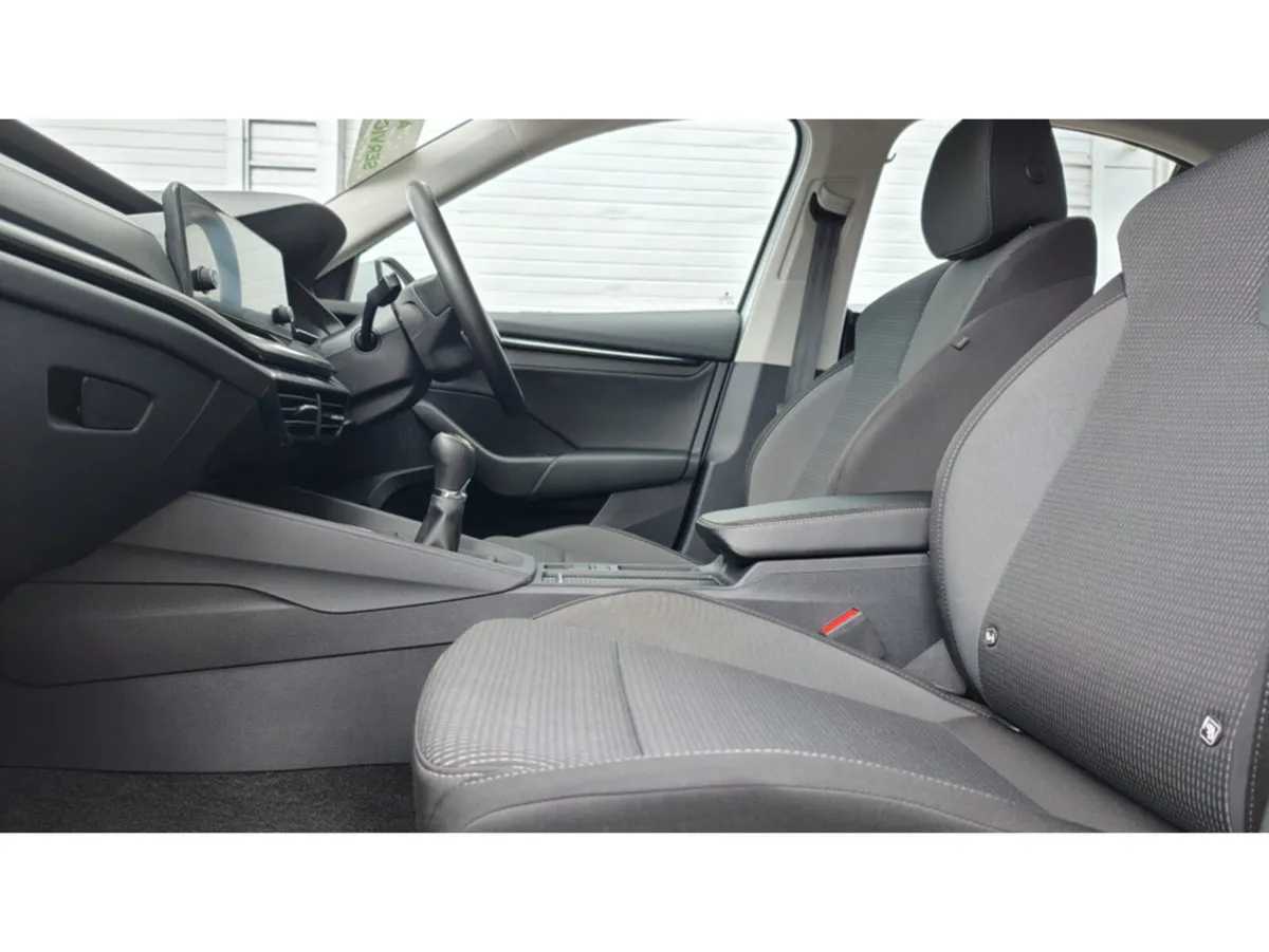Skoda Octavia AMBITION 2.0tdi 115HP 5DR - MOON WHI - Image 4
