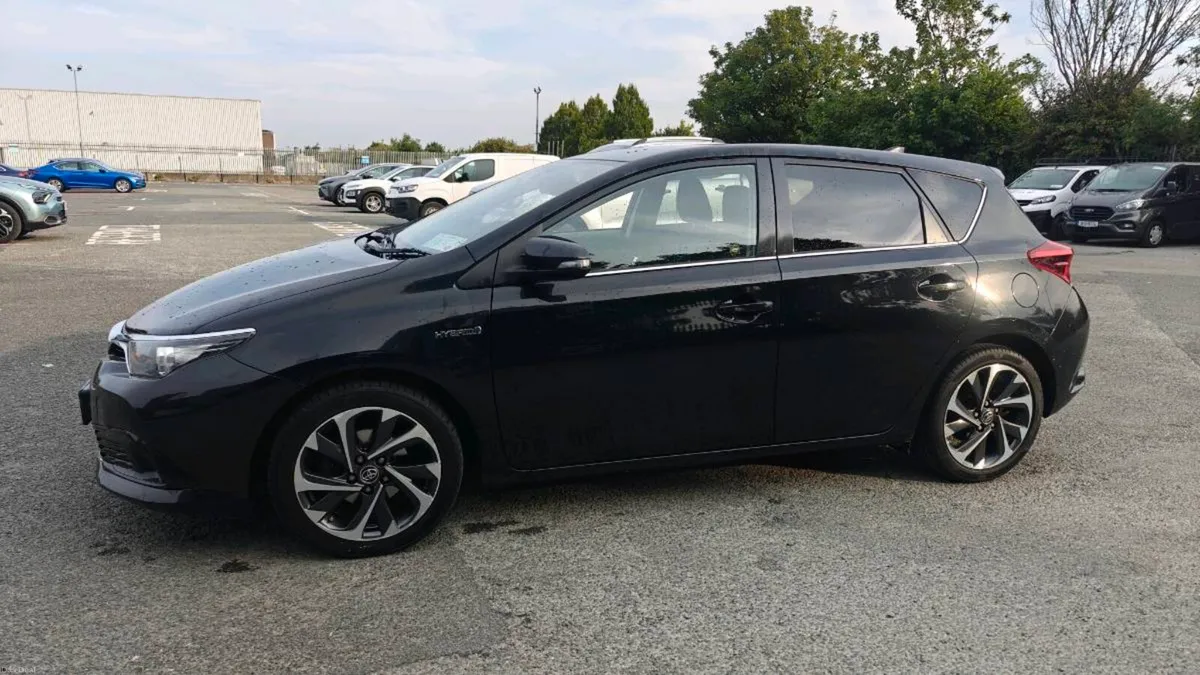 Toyota Auris Hybrid Sol - Image 1