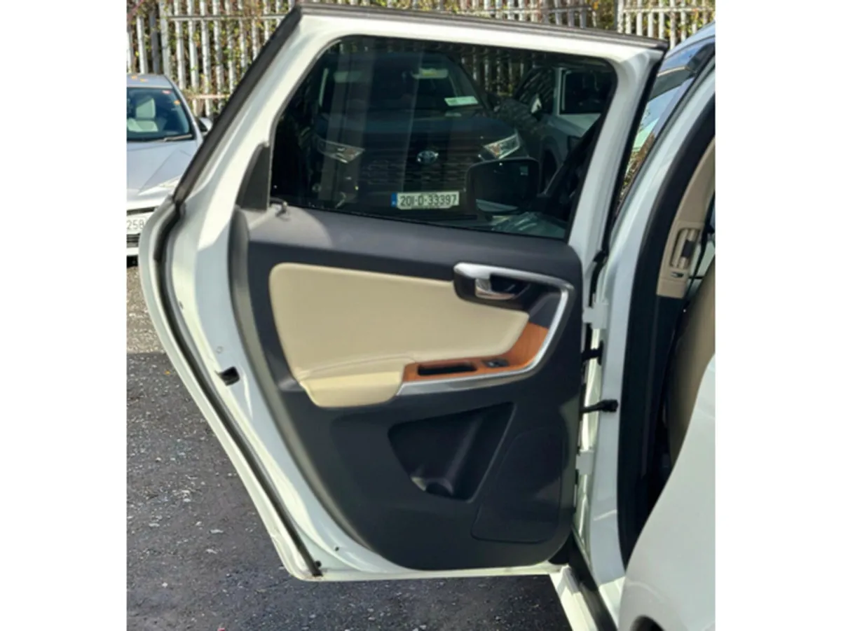 Volvo XC60 2.0L Diesel Automatic Cream Leather Sun - Image 3