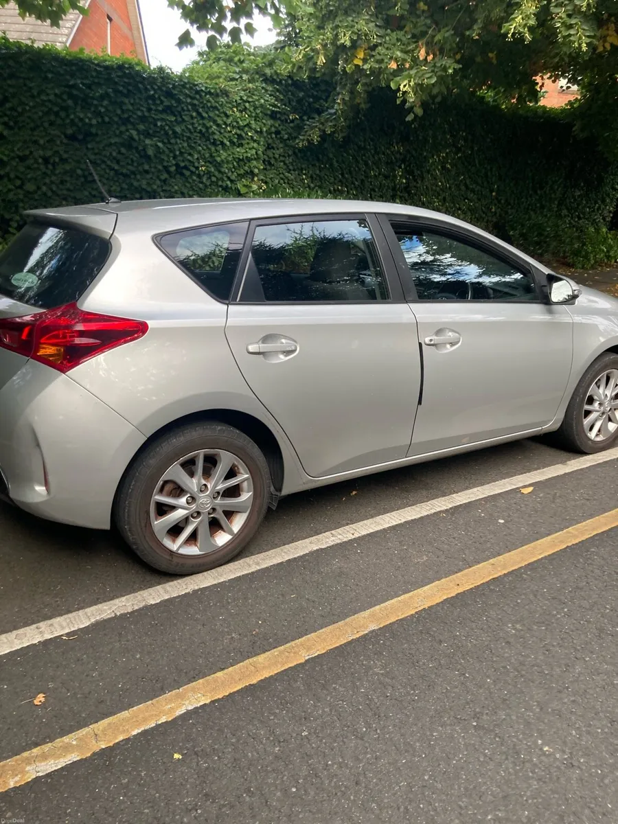 2015 Toyota auris luna - Image 4
