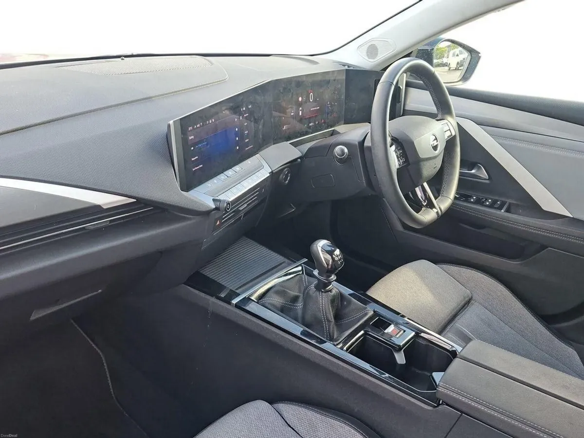 Opel Astra Elegance 1.2 Turbo 110PS Petrol 6 Speed - Image 4