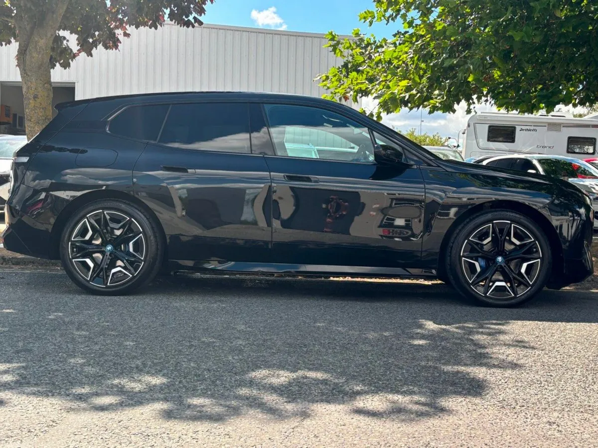 BMW iX M-SPORT 22" WHEELS SUNROOF SKY LOUNGE - Image 6