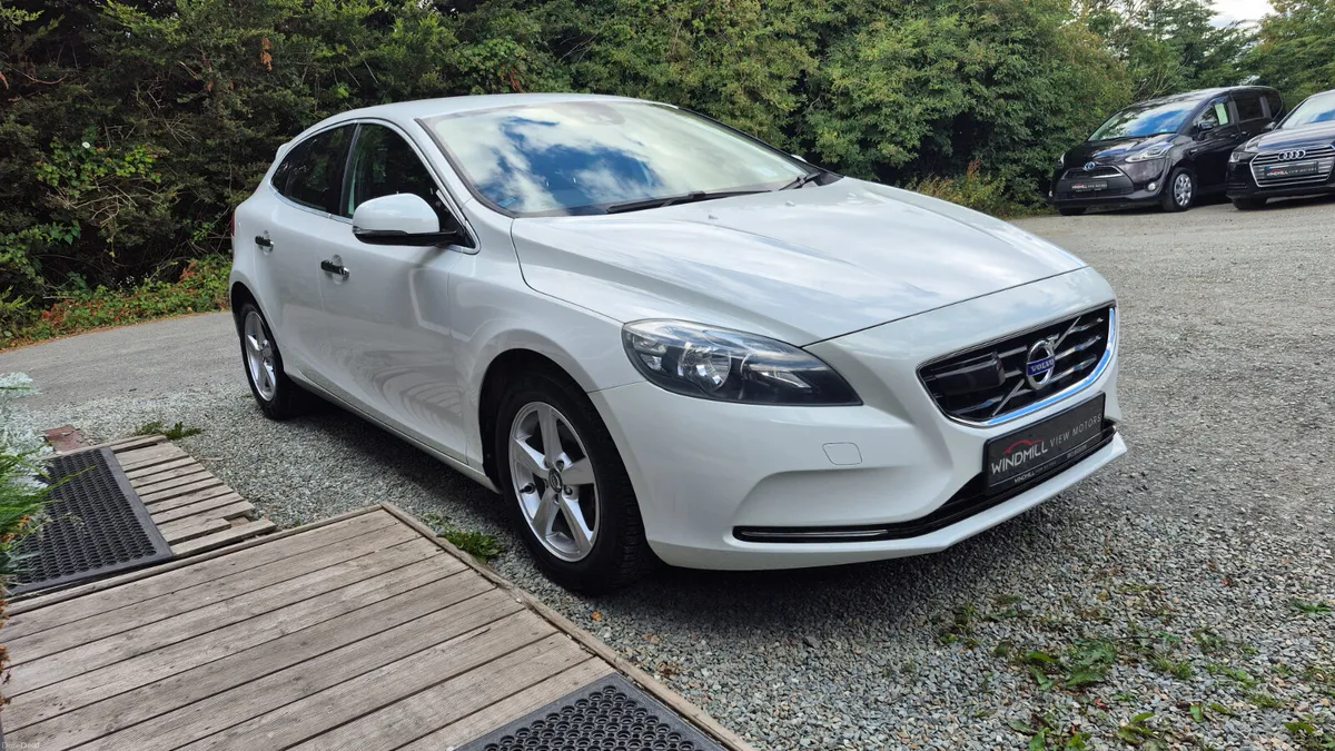 Volvo V40 2014 Automatic - Image 2