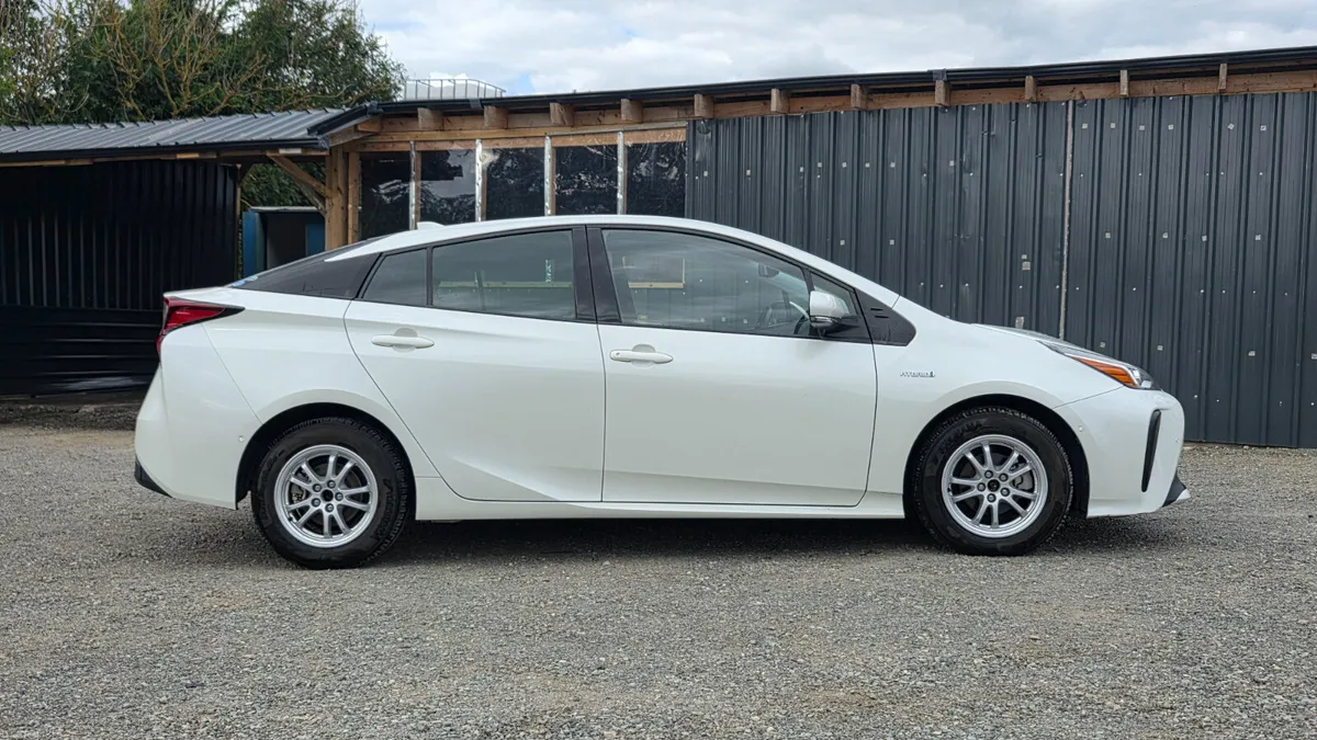 Toyota Prius 1.8L Hybrid **Leather Seats** - Image 4