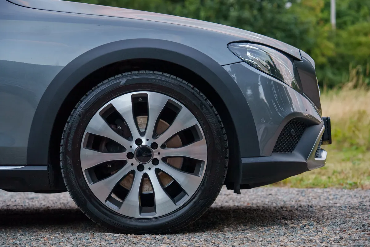2017Mercedes-Benz E220d All Terrain 4MATIC - Image 4