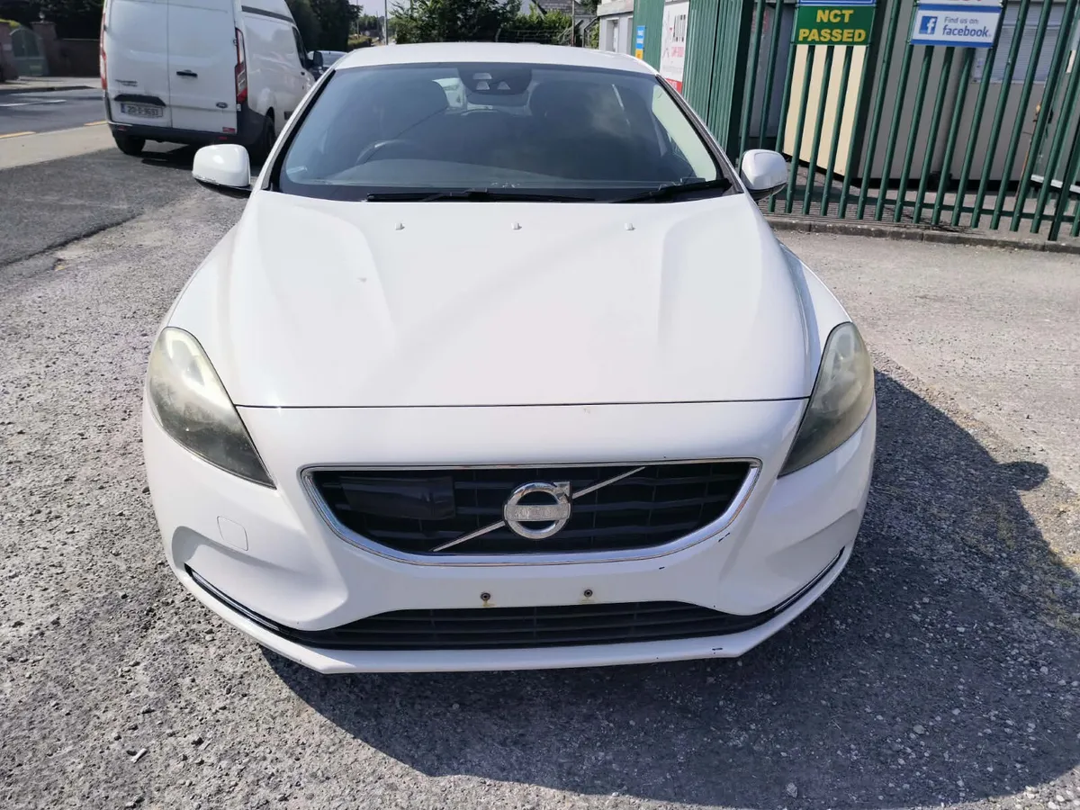 Volvo V40 1.6 Petrol Low kms! - Image 2