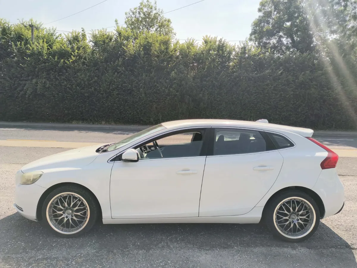 Volvo V40 1.6 Petrol Low kms! - Image 4