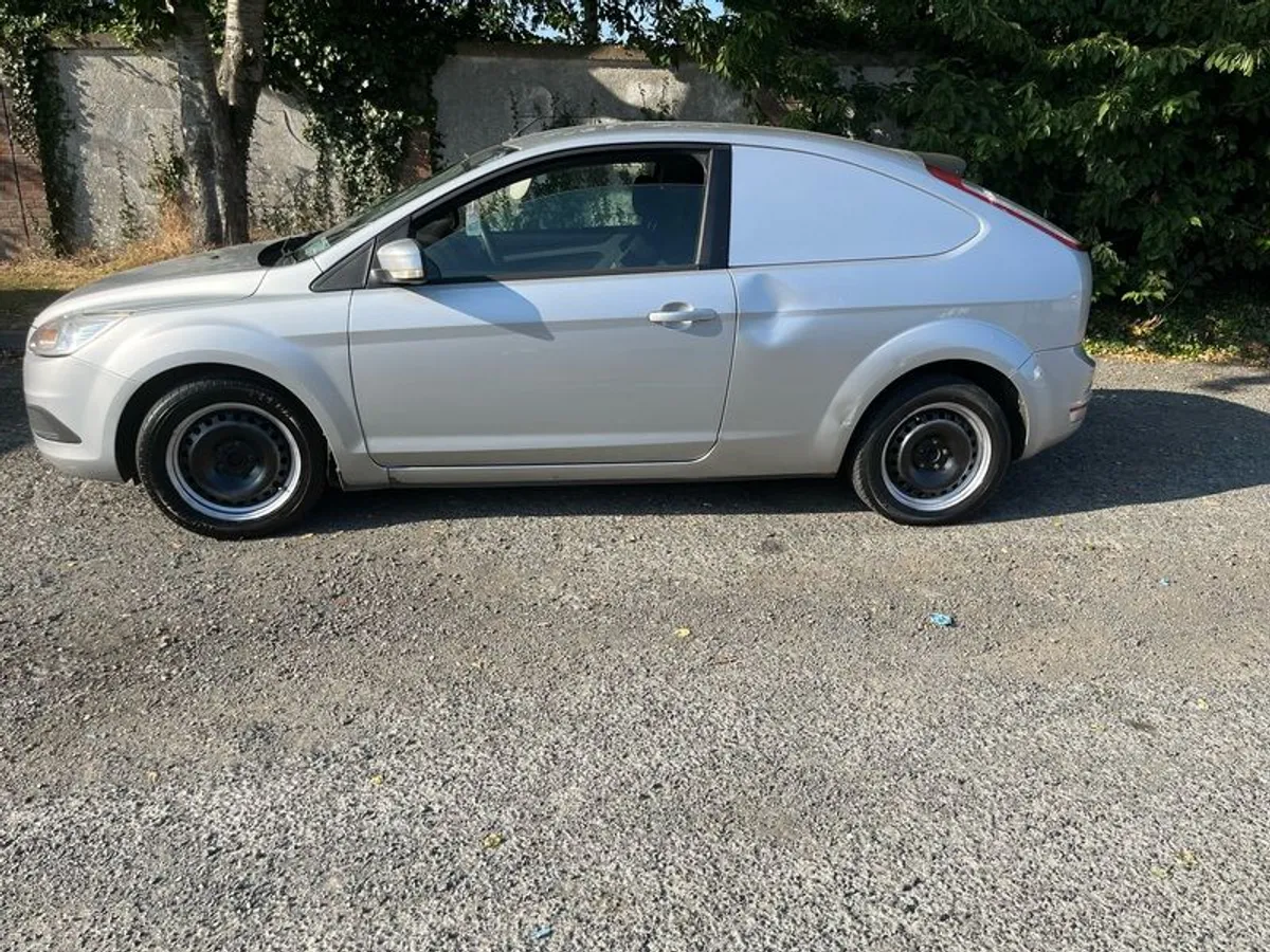 2010 Ford Focus - Image 2