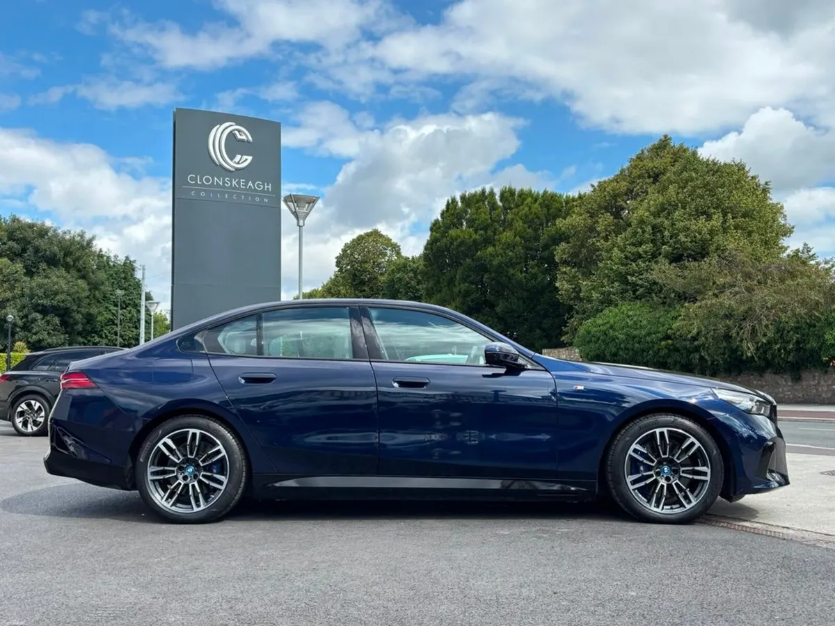 BMW i5 EDRIVE40 M SPORT - Image 3