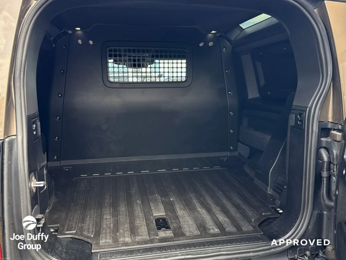 Land Rover Defender 90 3.0D Hard Top X-Dynamic SE - Image 5