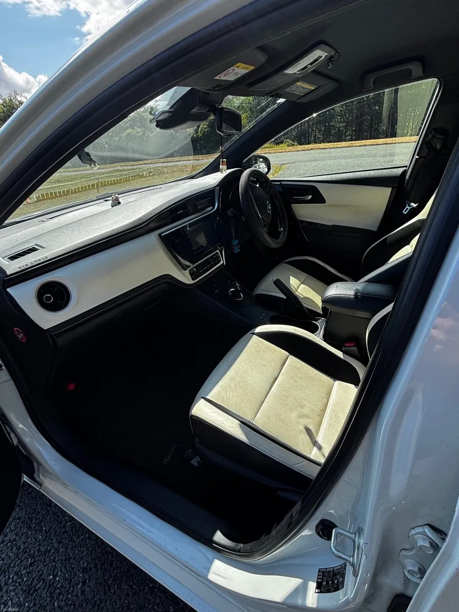 Toyota Auris 2017 - Image 2