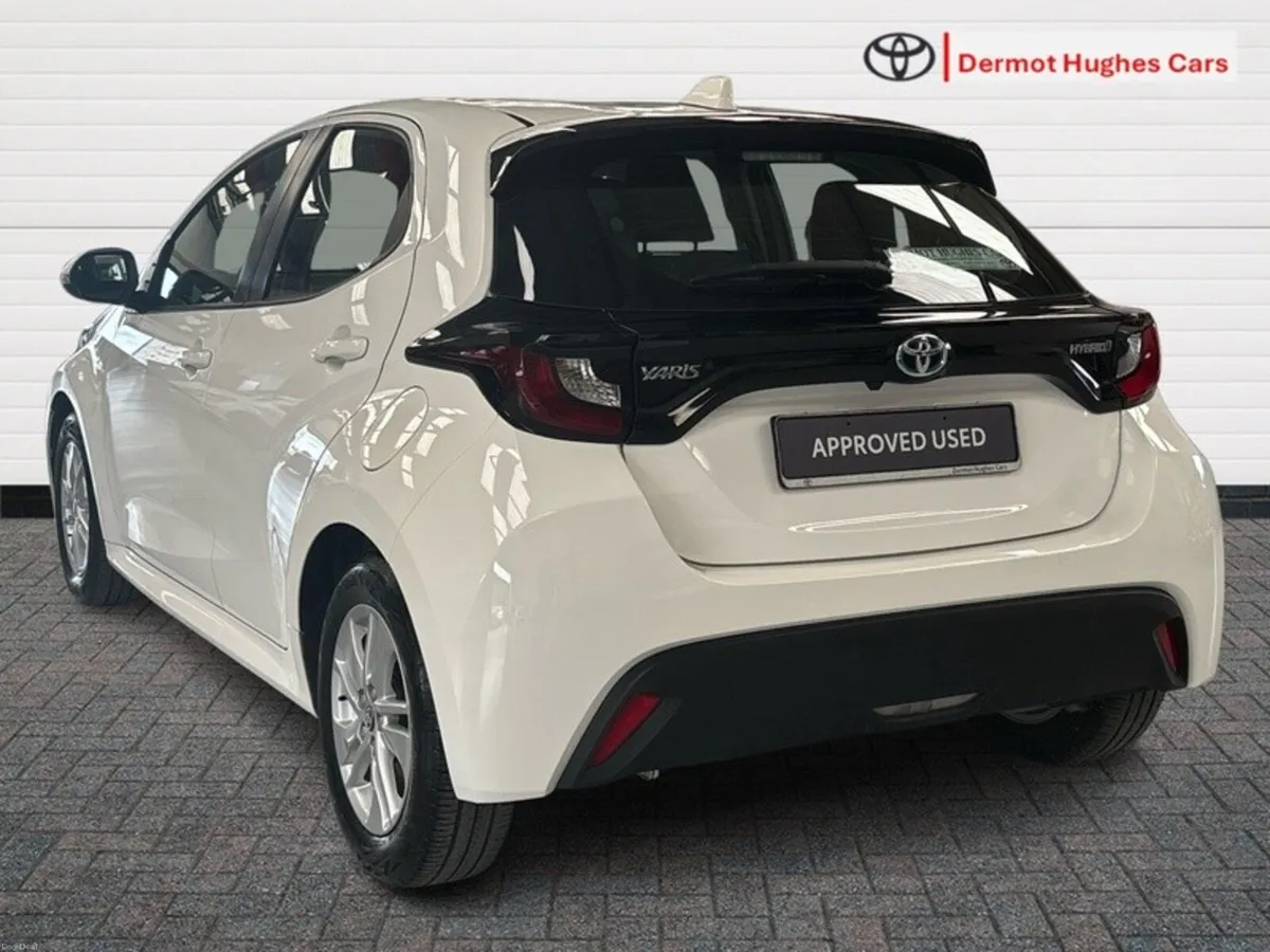 Toyota Yaris HYBRID LUNA AUTO - Image 2