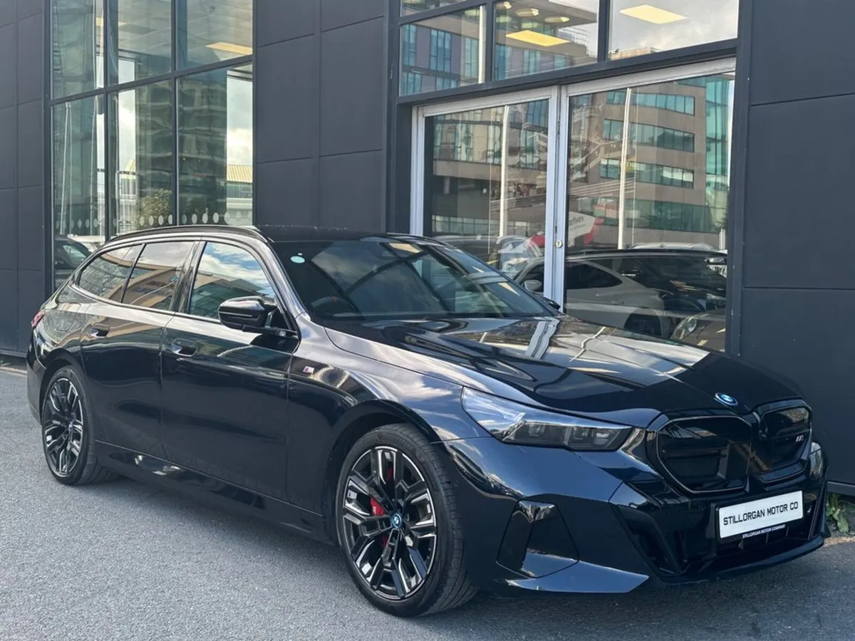 BMW i5 M60 Touring xDrive M-Sport Pro Auto EV - Image 4