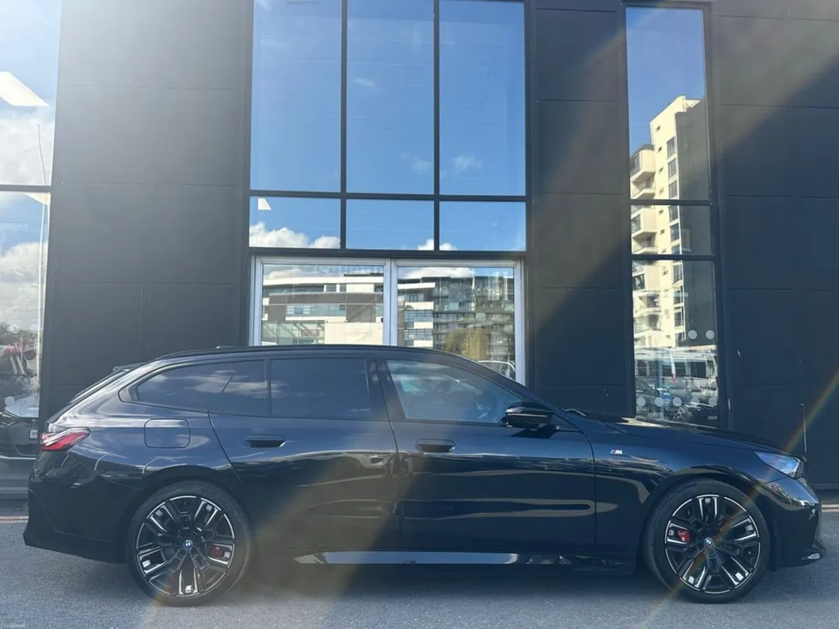 BMW i5 M60 Touring xDrive M-Sport Pro Auto EV - Image 5