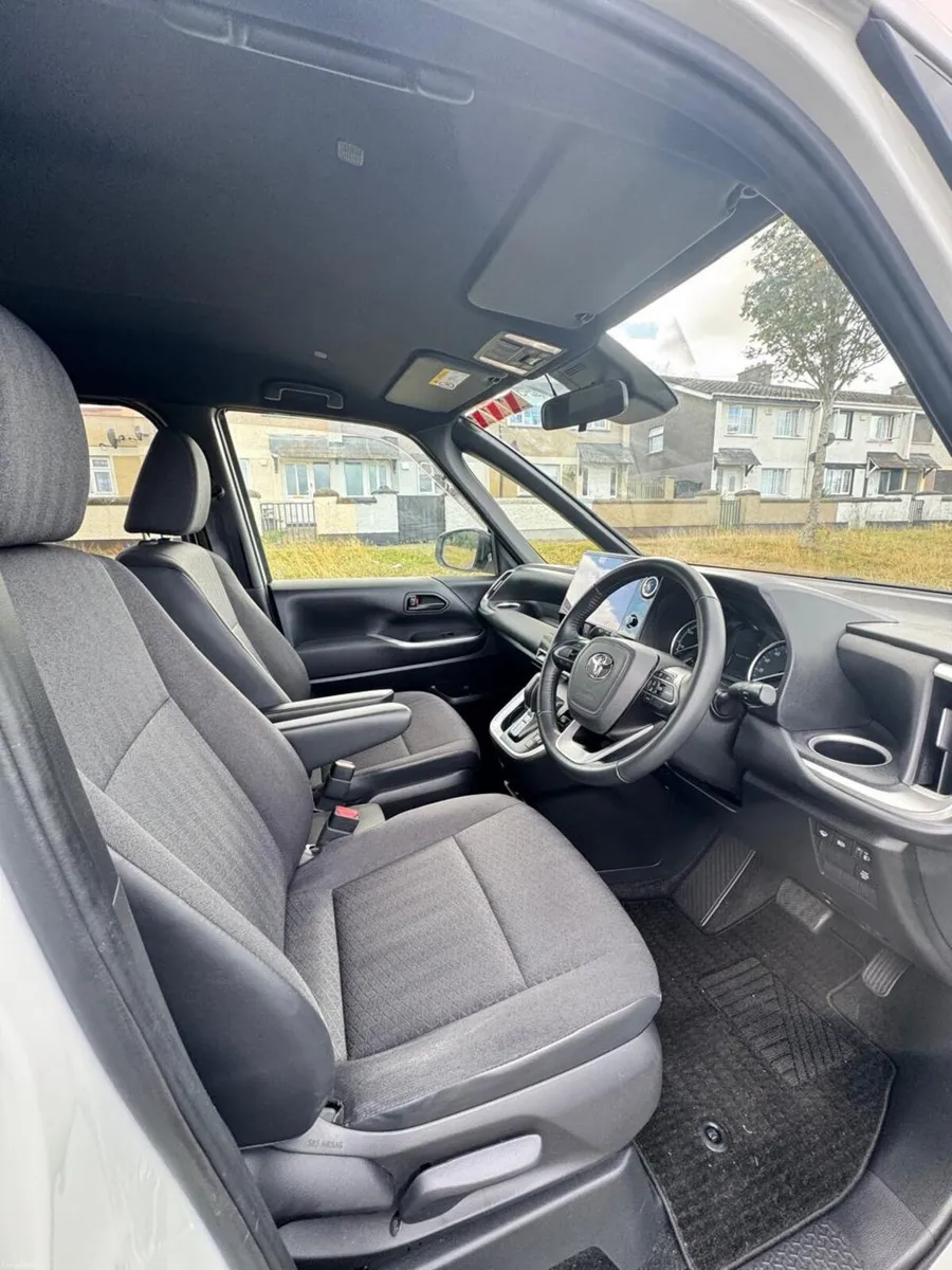 Toyota Noah Hybrid – 8 SEATER 222 Reg - Image 2