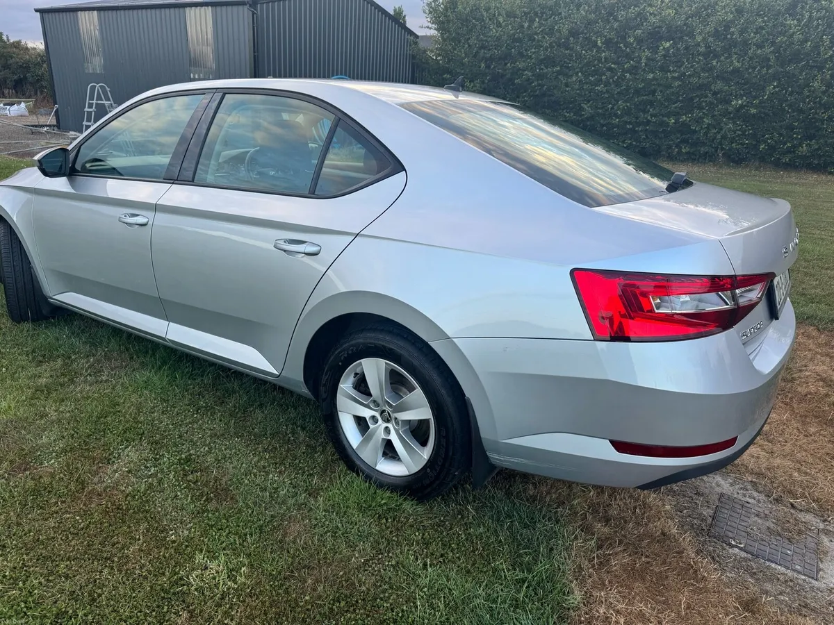 Skoda superb 2.0  tdi  Manual - Image 6