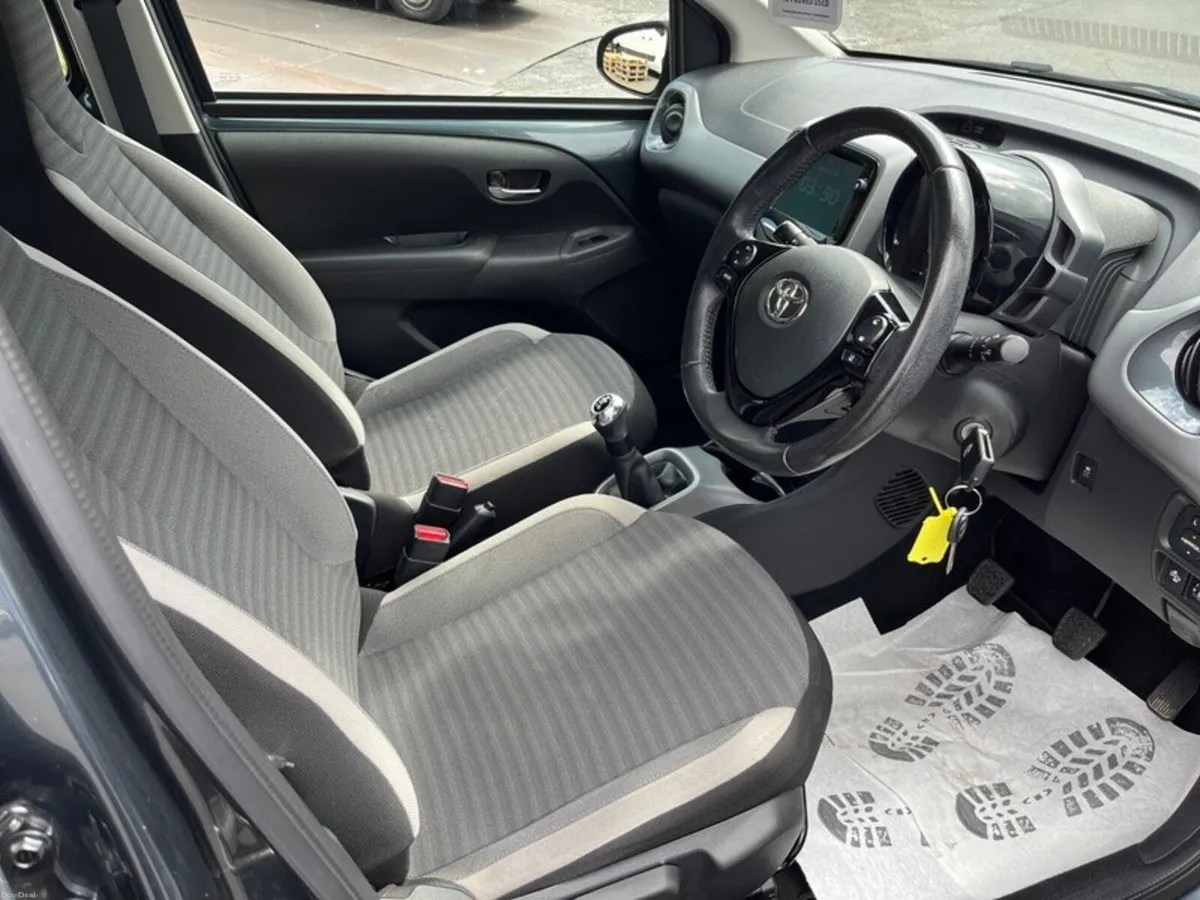 Toyota Aygo 1.0 X-PLAY S-PHONE // REAR CAMERA // B - Image 6