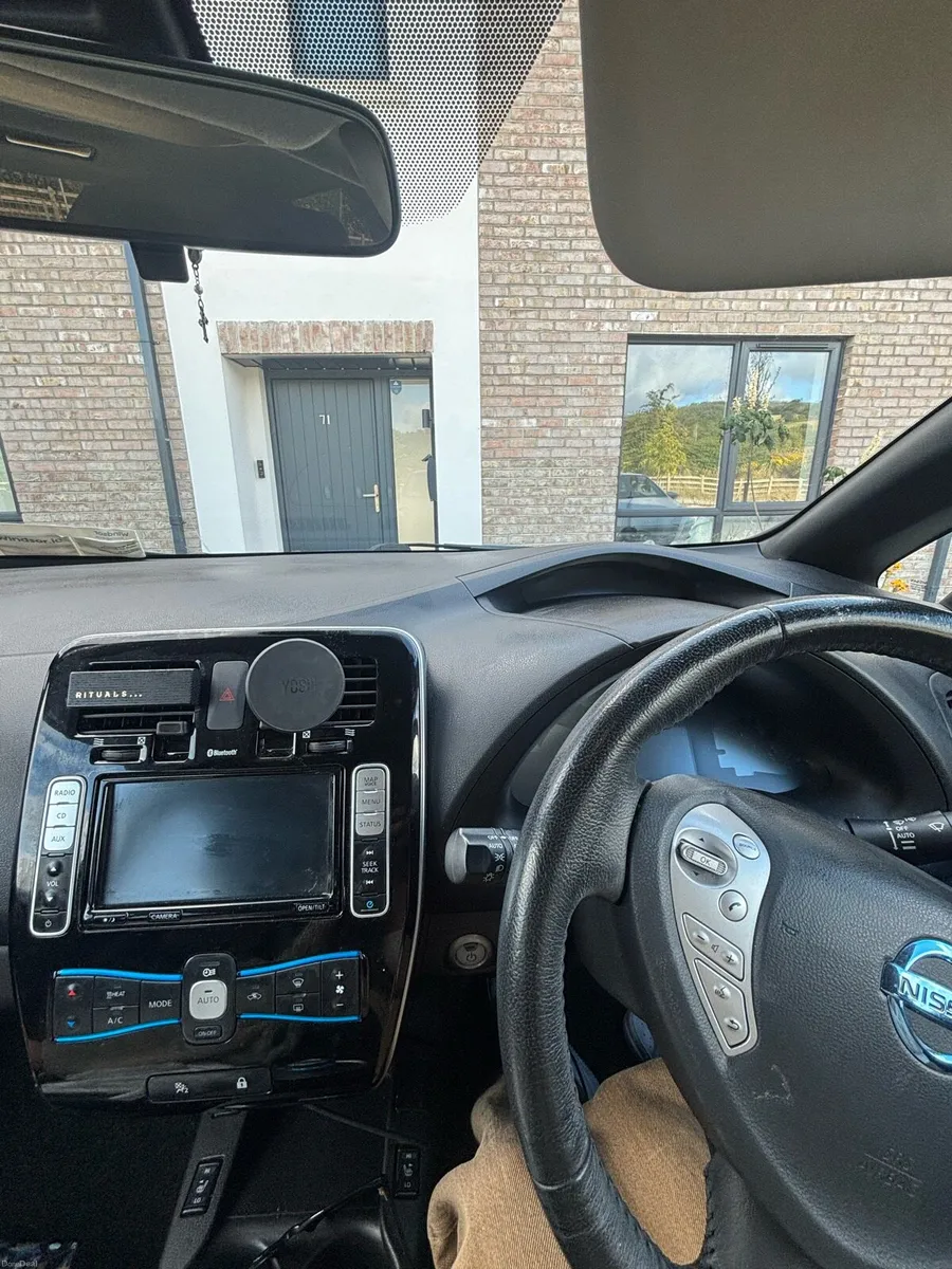 Nissan leaf 30kwh SV 11 bars excellent condition - Image 2