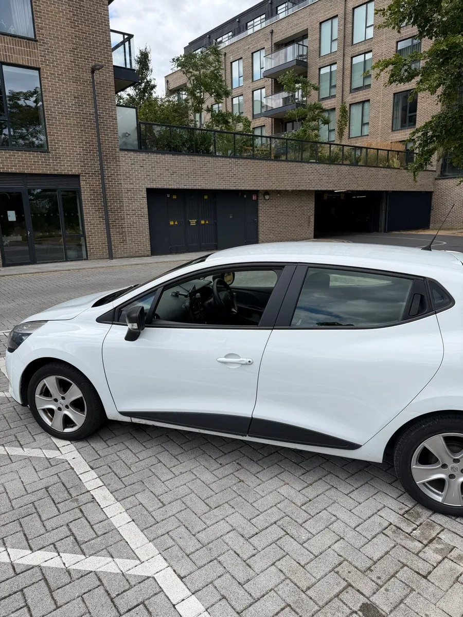 Renault Clio Play 2016 (Carplay & Parking Help) - Image 5